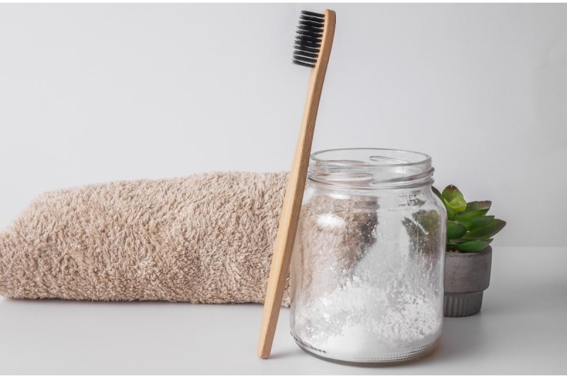 enjuagues-con-agua-tibia-y-sal-para-limpiar-la-zona