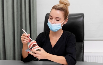 como-detectar-una-infeccion-en-un-implante-dental-sintomas-y-prevencion